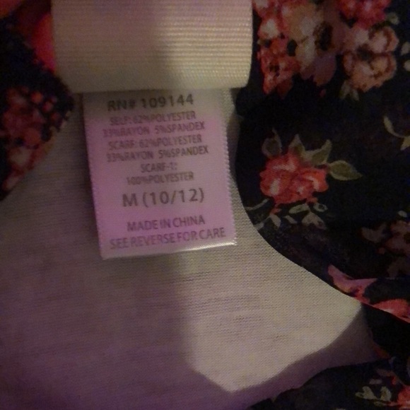 Short-sleeve shirt with scarf attached size(10/12) - Picture 4 of 5